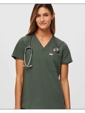 🎋 Figs Caterina Women's Scrub Top in Bonsai L PO 2491